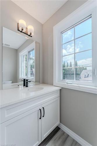 33 Albert Street, Cambridge, ON - Indoor Photo Showing Bathroom