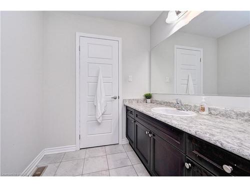 40 Compass Trail, Cambridge, ON - Indoor Photo Showing Bathroom