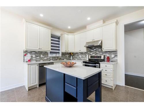 599 Pinery Trail, Waterloo, ON - Indoor Photo Showing Kitchen With Upgraded Kitchen