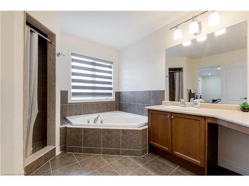 599 Pinery Trail, Waterloo, ON - Indoor Photo Showing Bathroom