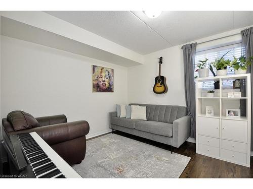 1-950 Highland Road W, Kitchener, ON - Indoor Photo Showing Living Room