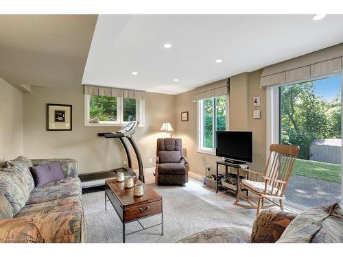 1276 Swan Street, Ayr, ON - Indoor Photo Showing Living Room