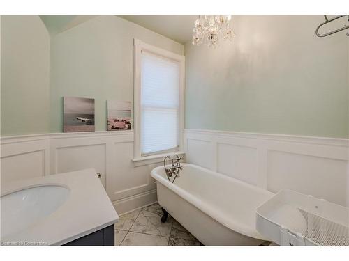 7 Richmond Avenue, Kitchener, ON - Indoor Photo Showing Bathroom