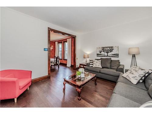 7 Richmond Avenue, Kitchener, ON - Indoor Photo Showing Living Room