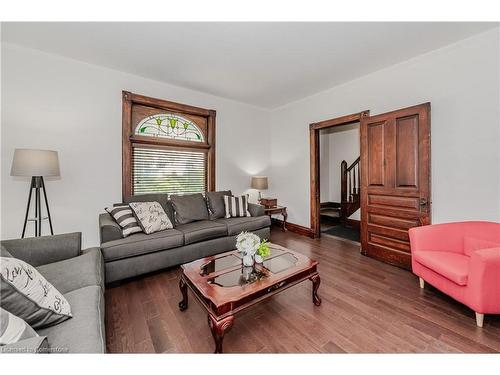 7 Richmond Avenue, Kitchener, ON - Indoor Photo Showing Living Room