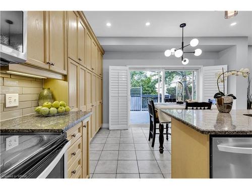 618 Thomas Slee Drive, Kitchener, ON - Indoor Photo Showing Kitchen With Upgraded Kitchen