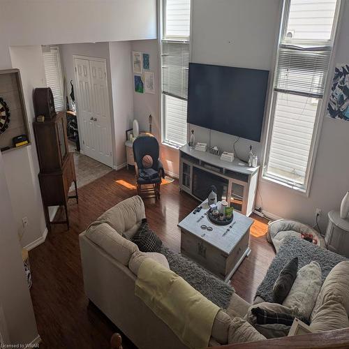 110 Iron Gate Street, Kitchener, ON - Indoor Photo Showing Living Room