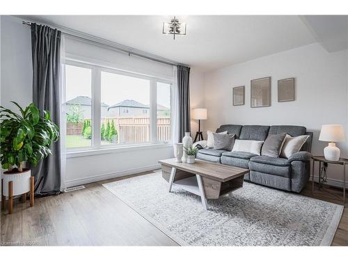 919 Hannah Avenue S, Listowel, ON - Indoor Photo Showing Living Room