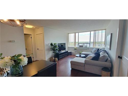 806-3227 King Street E, Kitchener, ON - Indoor Photo Showing Living Room