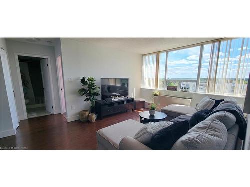 806-3227 King Street E, Kitchener, ON - Indoor Photo Showing Living Room