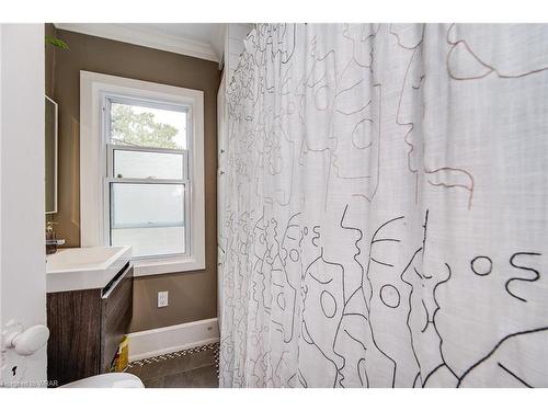 178-180 Samuel Street, Kitchener, ON - Indoor Photo Showing Bathroom