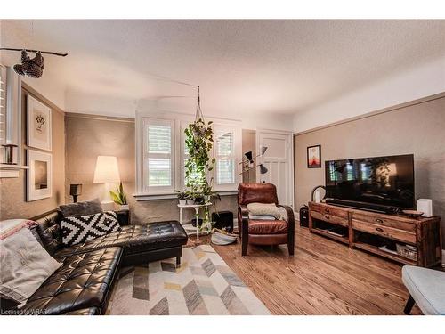 178-180 Samuel Street, Kitchener, ON - Indoor Photo Showing Living Room