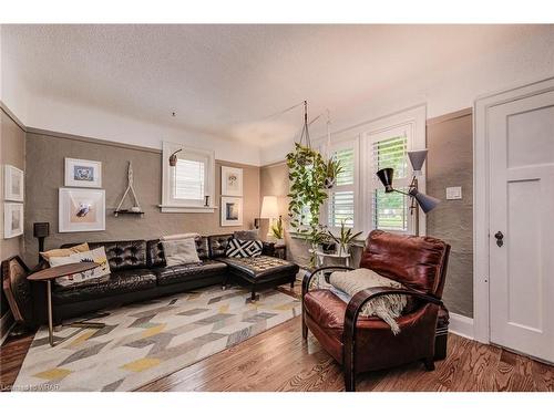 178-180 Samuel Street, Kitchener, ON - Indoor Photo Showing Living Room