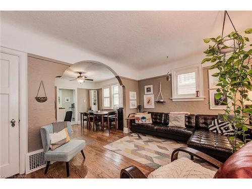 178-180 Samuel Street, Kitchener, ON - Indoor Photo Showing Living Room