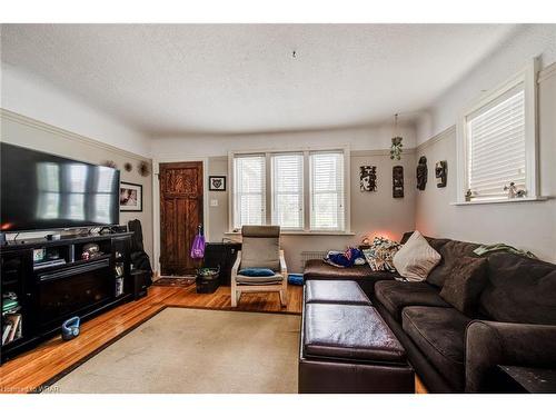 178-180 Samuel Street, Kitchener, ON - Indoor Photo Showing Living Room