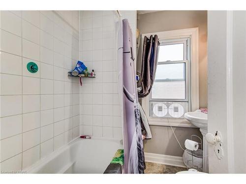 178-180 Samuel Street, Kitchener, ON - Indoor Photo Showing Bathroom