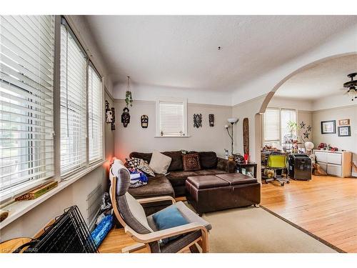 178-180 Samuel Street, Kitchener, ON - Indoor Photo Showing Living Room