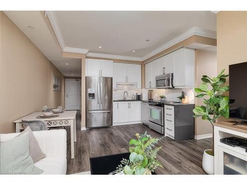 310-3563 Lake Shore Boulevard W, Toronto, ON - Indoor Photo Showing Kitchen