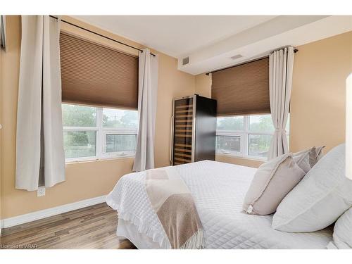 310-3563 Lake Shore Boulevard W, Toronto, ON - Indoor Photo Showing Bedroom