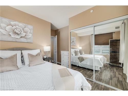 310-3563 Lake Shore Boulevard W, Toronto, ON - Indoor Photo Showing Bedroom