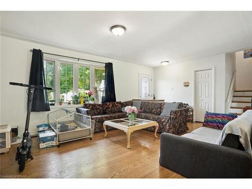 497 Regal Drive, London, ON - Indoor Photo Showing Living Room