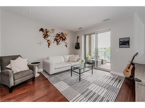 504-223 Erb Street W, Waterloo, ON - Indoor Photo Showing Living Room