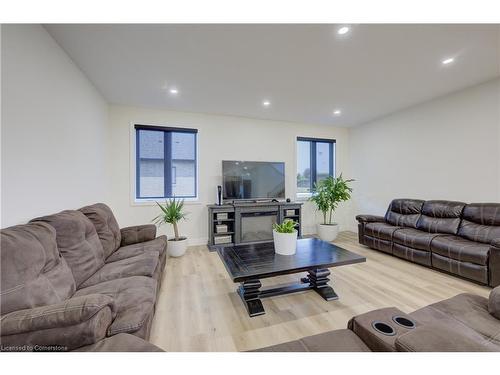 39 Herb Street, Norwich, ON - Indoor Photo Showing Living Room