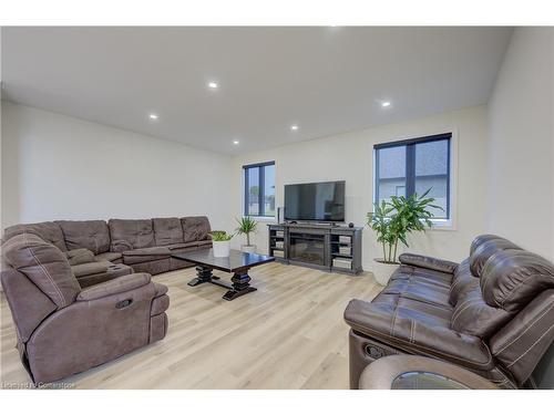 39 Herb Street, Norwich, ON - Indoor Photo Showing Living Room