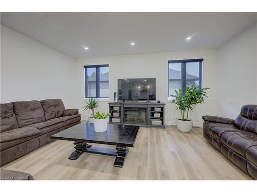 39 Herb Street, Norwich, ON - Indoor Photo Showing Living Room