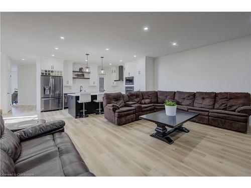 39 Herb Street, Norwich, ON - Indoor Photo Showing Living Room