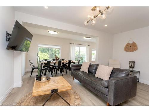 354 Erie Street, Port Stanley, ON - Indoor Photo Showing Living Room