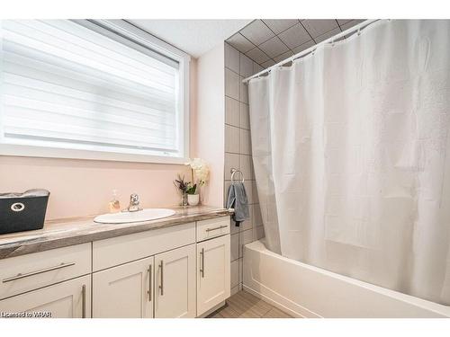 A-489 East Avenue, Kitchener, ON - Indoor Photo Showing Bathroom