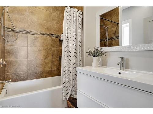 19 Cedar Street, Cambridge, ON - Indoor Photo Showing Bathroom