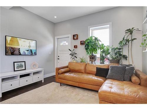 19 Cedar Street, Cambridge, ON - Indoor Photo Showing Living Room