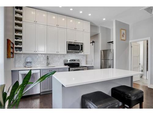 19 Cedar Street, Cambridge, ON - Indoor Photo Showing Kitchen With Upgraded Kitchen