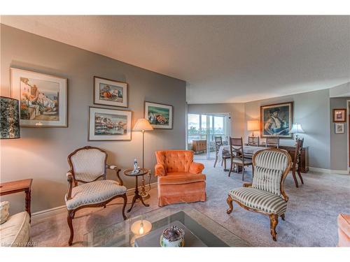 505-6 Willow Street, Waterloo, ON - Indoor Photo Showing Living Room