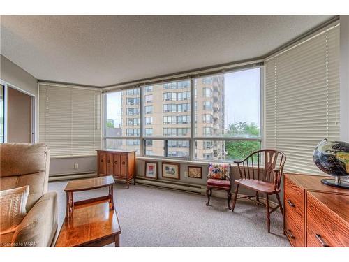 505-6 Willow Street, Waterloo, ON - Indoor Photo Showing Living Room