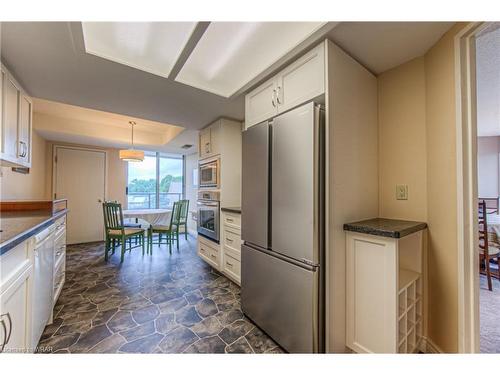 505-6 Willow Street, Waterloo, ON - Indoor Photo Showing Kitchen