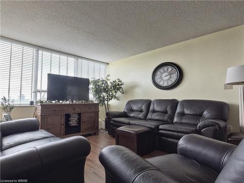 1011-3227 King Street E, Kitchener, ON - Indoor Photo Showing Living Room