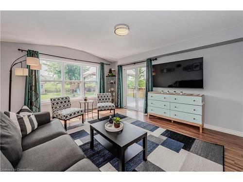 201 Brandenburg Court, Waterloo, ON - Indoor Photo Showing Living Room