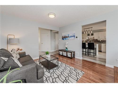 201 Brandenburg Court, Waterloo, ON - Indoor Photo Showing Living Room