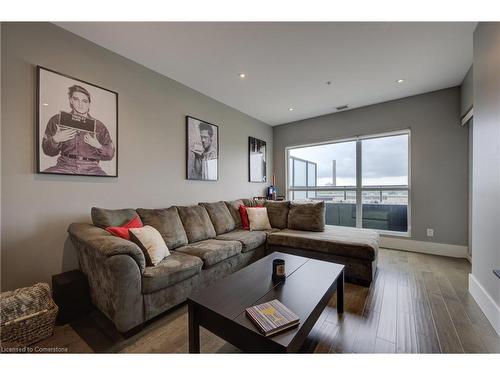 601-1 Victoria Street S, Kitchener, ON - Indoor Photo Showing Living Room