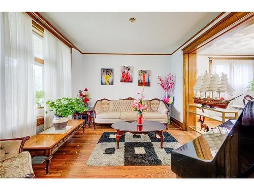 44 Walter Street, Kitchener, ON - Indoor Photo Showing Living Room