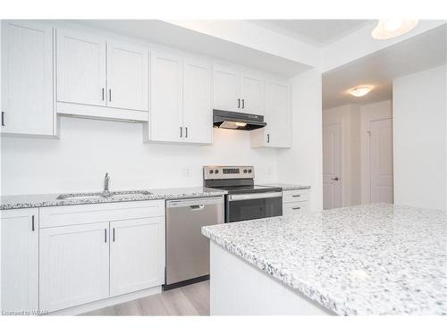 08-142 Foamflower Place, Waterloo, ON - Indoor Photo Showing Kitchen With Stainless Steel Kitchen With Upgraded Kitchen