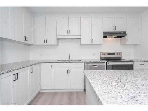 08-142 Foamflower Place, Waterloo, ON - Indoor Photo Showing Kitchen