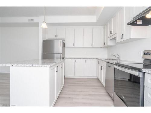 08-142 Foamflower Place, Waterloo, ON - Indoor Photo Showing Kitchen With Upgraded Kitchen