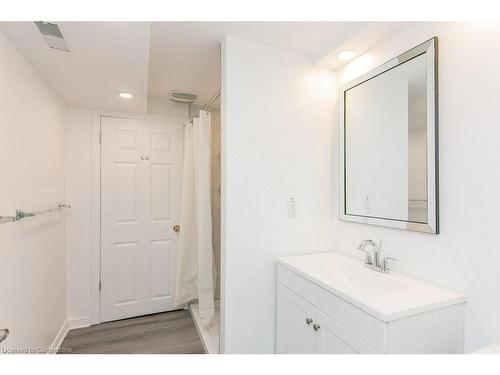 464 Hazel Street, Waterloo, ON - Indoor Photo Showing Bathroom