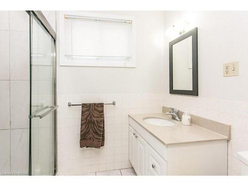 464 Hazel Street, Waterloo, ON - Indoor Photo Showing Bathroom