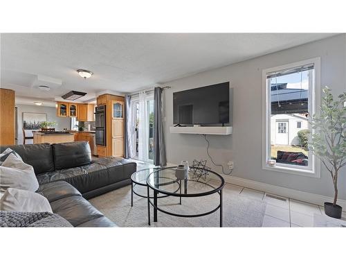 2 Santa Maria Drive, Cambridge, ON - Indoor Photo Showing Living Room