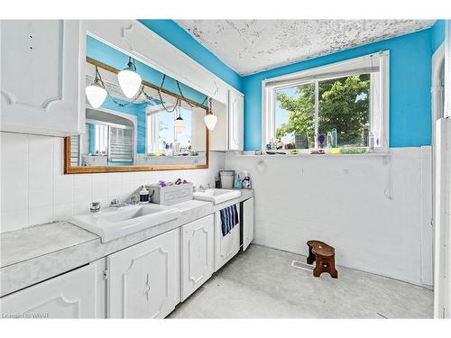 56 Victoria Avenue E, Crediton, ON - Indoor Photo Showing Laundry Room